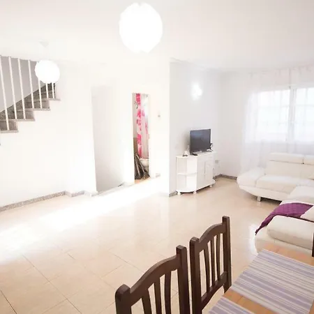 Cozy Townhouse Close To The Beach 아파트